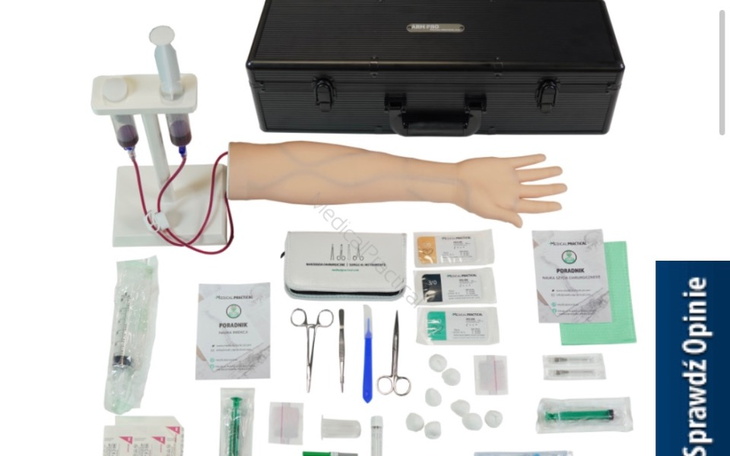 Zestaw do nauki pobierania krwi, w tym model ręki.