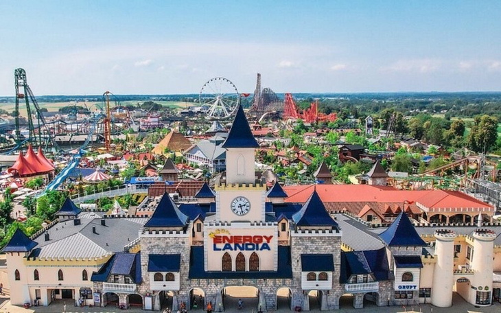 Widok na park rozrywki Energylandia z atrakcjami.