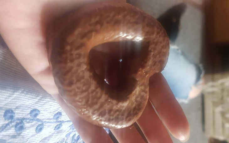 Czekoladowe serce trzymane w dłoni.