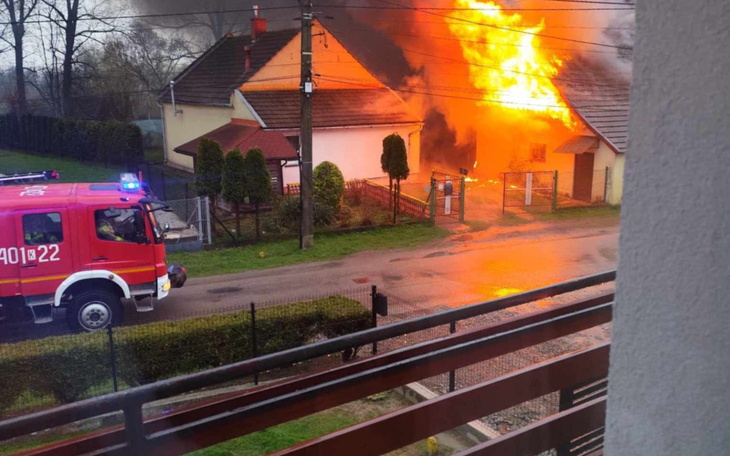 Pożar w budynku, straż pożarna w akcji.