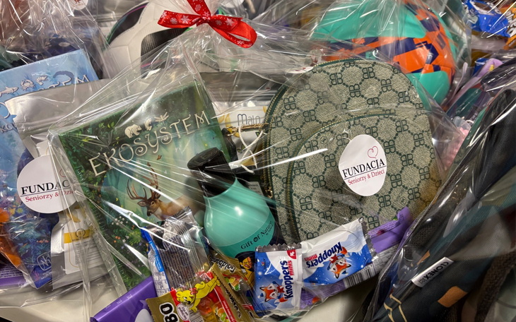 Zestaw prezentowy z różnymi przedmiotami w przezroczystych torbach.