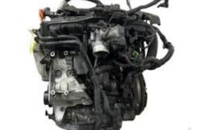 Silnik samochodowy na białym tle, widok z przodu.