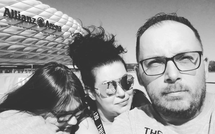 Rodzina na tle Allianz Arena, wspólne chwile na wycieczce.