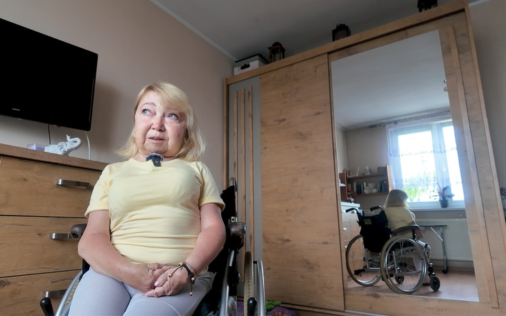 Kobieta na wózku inwalidzkim, siedzi w pokoju.
