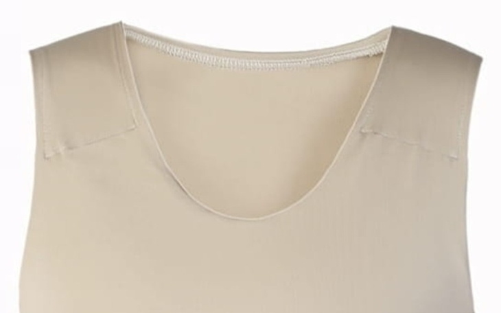 Beżowy top bez rękawów na białym tle.