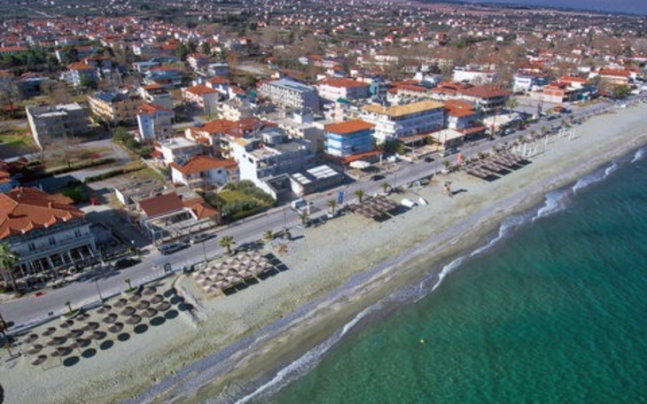 Panorama nadmorskiego kurortu z plażą i promenadą.