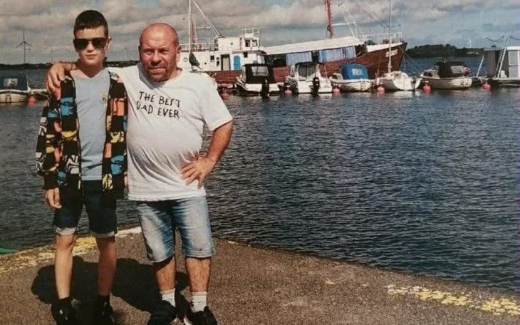 Mężczyzna z dzieckiem na tle portu, wspólne chwile.