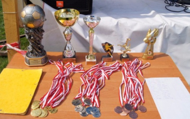 Nagrody i medale sportowe na stole.