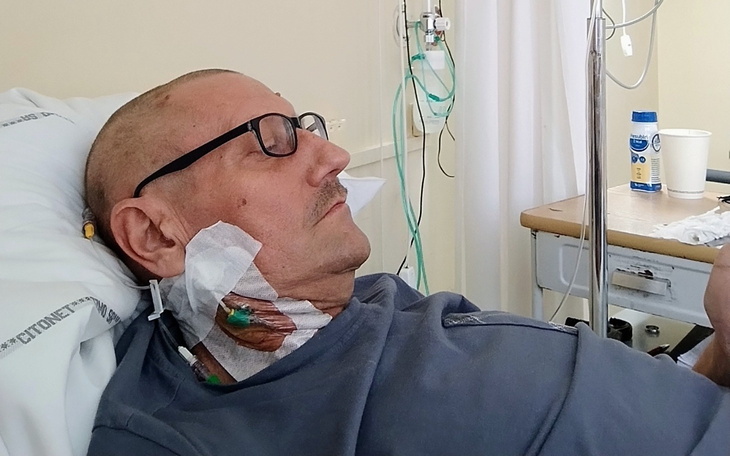 Mężczyzna w szpitalu, odpoczywający po zabiegu.