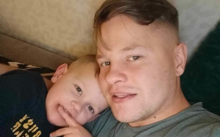 Chłopiec z uśmiechem przytula się do dorosłego.