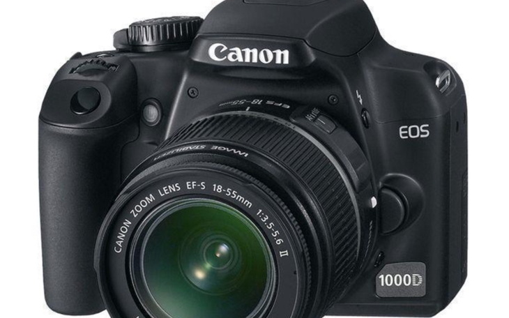 Aparat fotograficzny Canon EOS, z obiektywem.