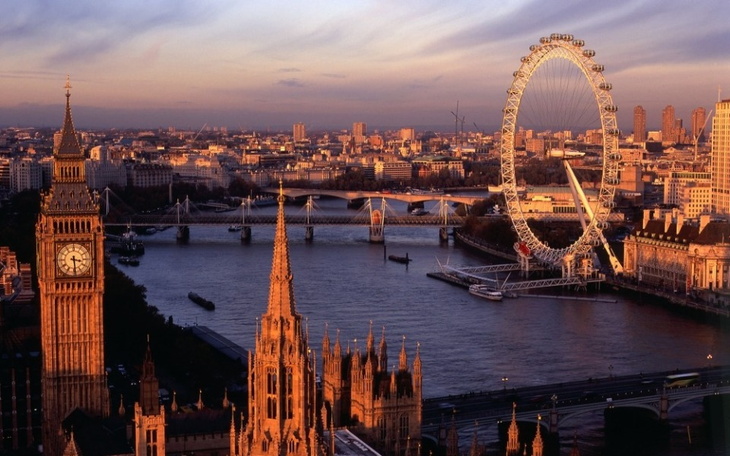 Panorama Londynu z widokiem na Big Bena i London Eye przy zachodzie słońca.
