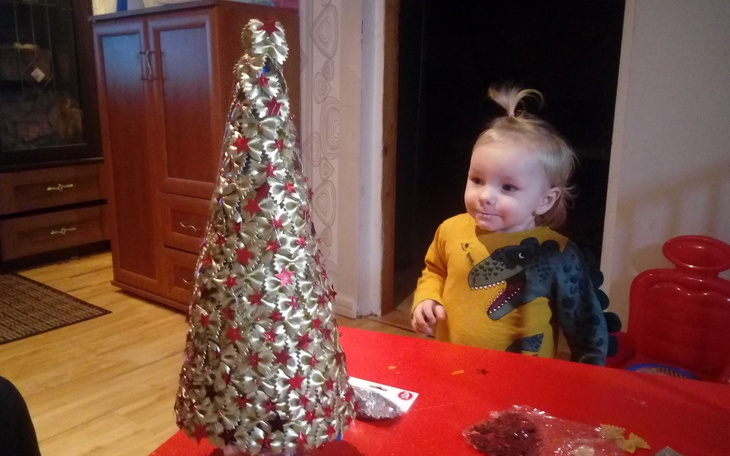 Zabawa z dzieckiem przy świątecznym drzewku.