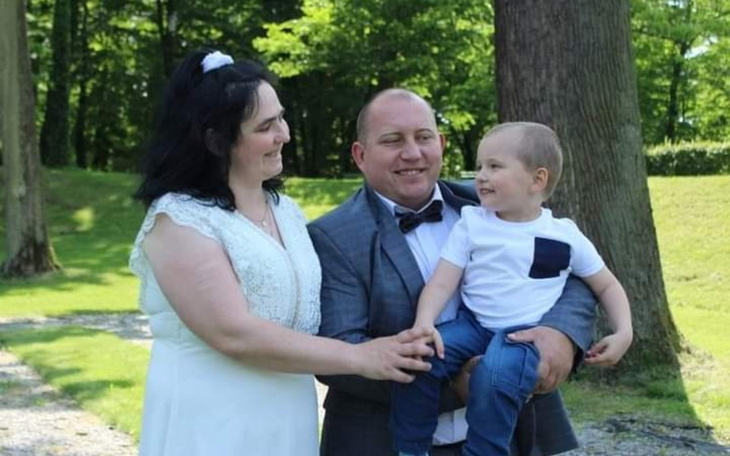 Rodzina pozująca do zdjęcia w parku.