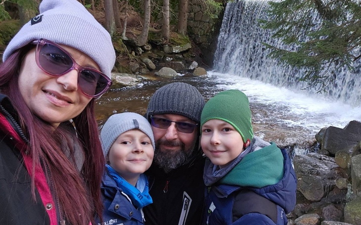 Kawałek tortu na talerzu, gotowy do podania.