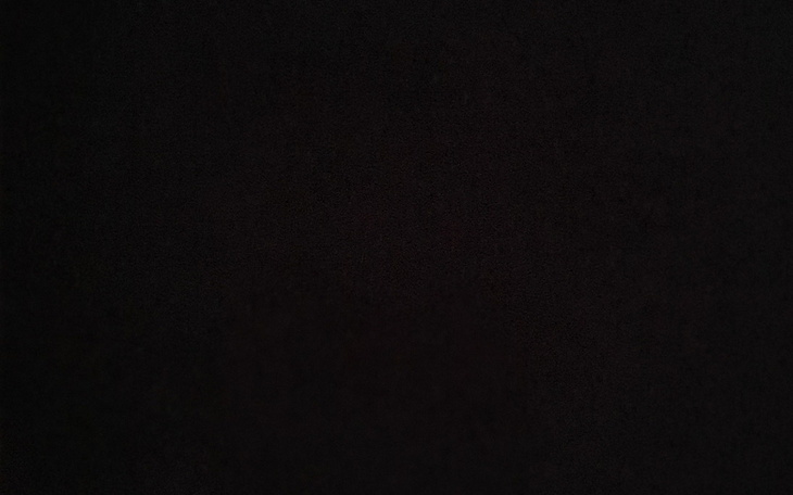 Widok na ciemny ekran, brak szczegółów.