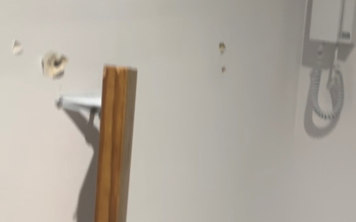 Uszkodzona ściana z widocznymi otworami.