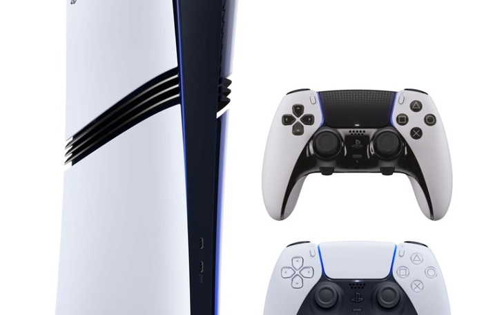 Konsola PlayStation 5 z kontrolerami.