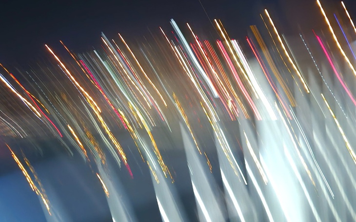 Rozmyte światła nocnego miasta, artystyczne ujęcie.