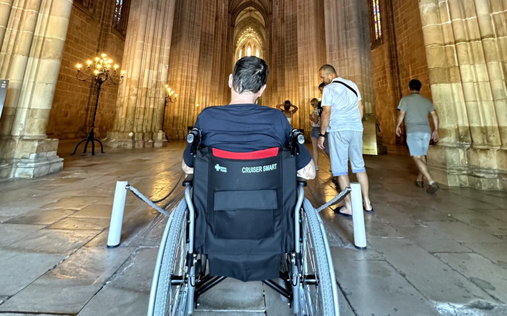 Osoba na wózku inwalidzkim w pięknym wnętrzu zabytkowego kościoła.