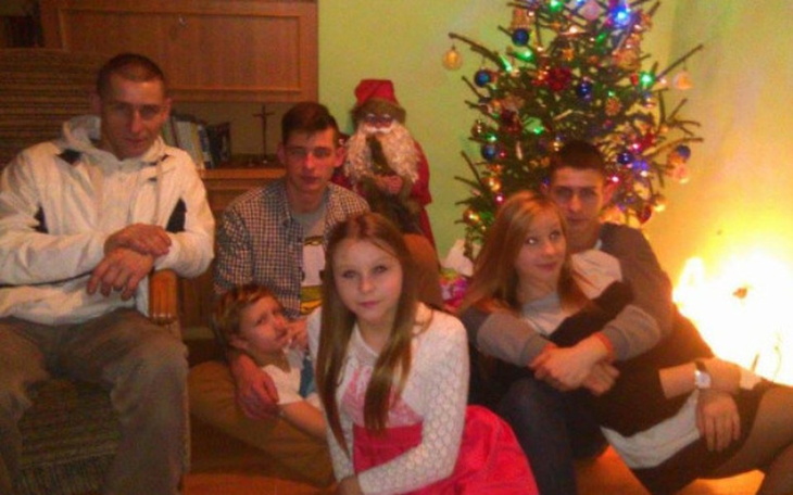 Zespół piłkarski na boisku, gotowy do gry.