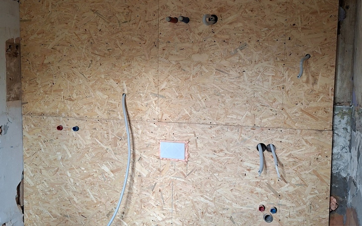 Widok na górski krajobraz z jeziorem.