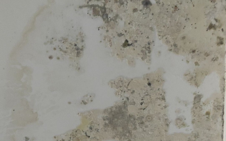 Zbliżenie na zanieczyszczoną powierzchnię.