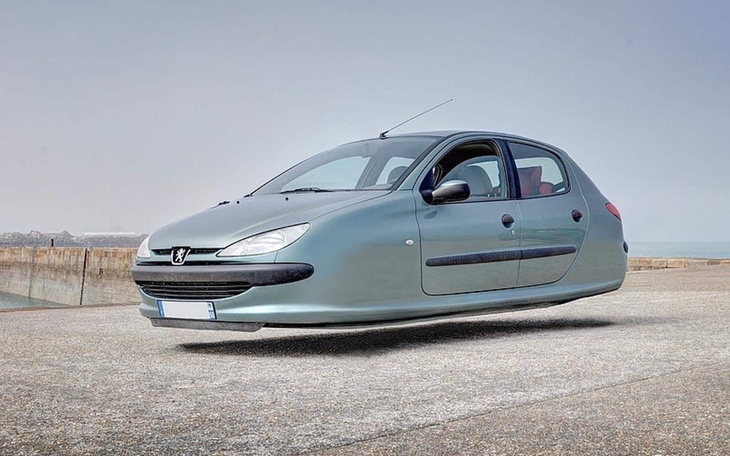 Unikalny samochód unoszący się nad ziemią na tle szarego nieba.