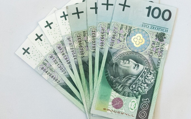 Stos banknotów 100 złotowych.