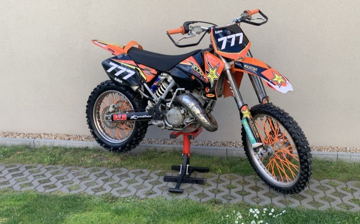 Motocykl terenowy z numerem 777, gotowy do jazdy.