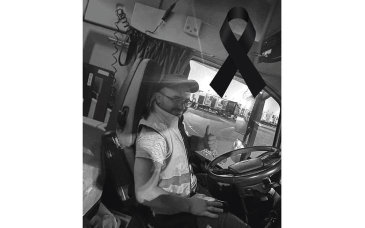 Czarnobiałe zdjęcie kierowcy z symbolem żałoby.