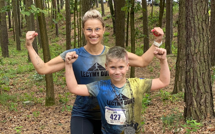 Matka i syn po biegu, uśmiechnięci i dumni z osiągnięcia.