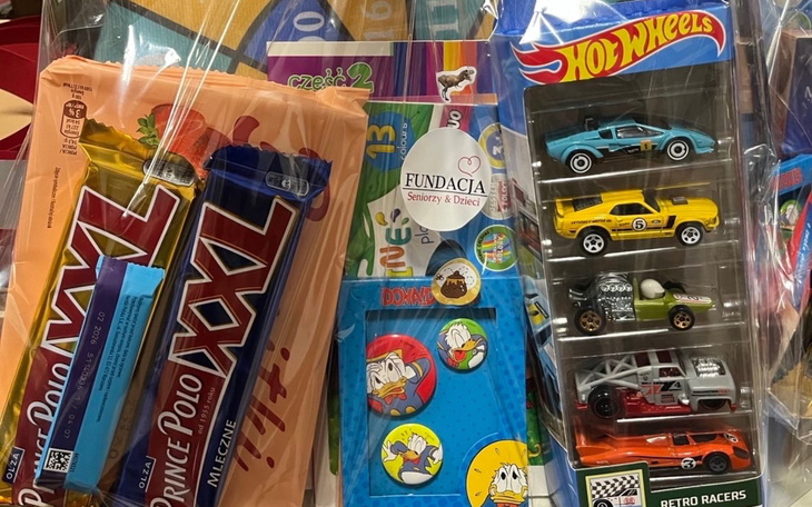 Zestaw zabawek i słodyczy dla dzieci, przygotowany przez fundację.