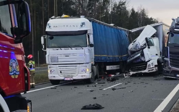 Wypadek drogowy z udziałem ciężarówek na autostradzie.