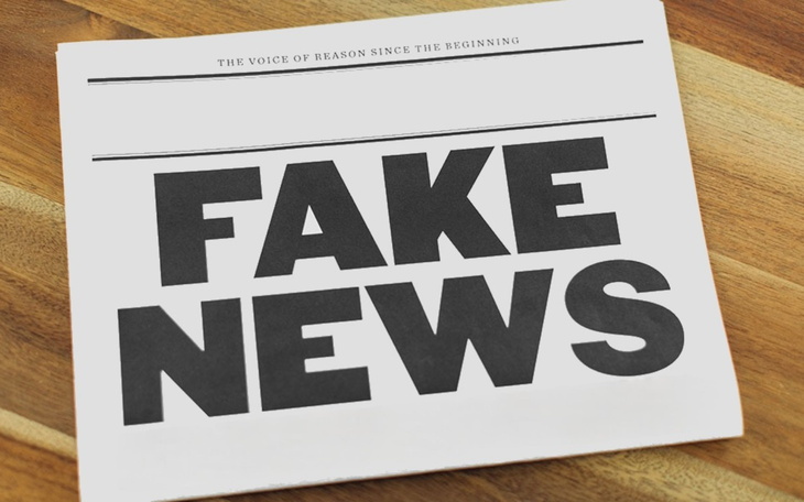 Gazeta z napisem 'FAKE NEWS' na okładce.
