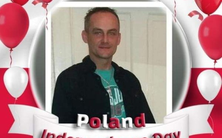 Mężczyzna z uśmiechem, świętujący Dzień Niepodległości Polski.