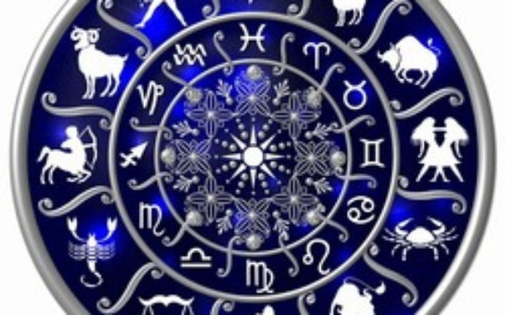 Znak zodiaku z symbolami wszystkich znaków na niebieskim tle.