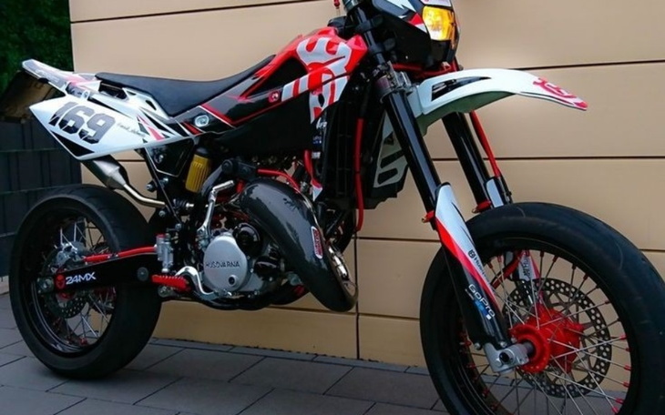 Nowoczesny motocykl sportowy zaparkowany przy ścianie.