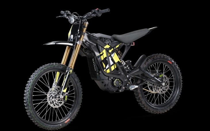 Nowoczesny motocykl elektryczny na czarnym tle.