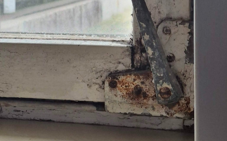 Zardzewiały zawias okna, z bliska.