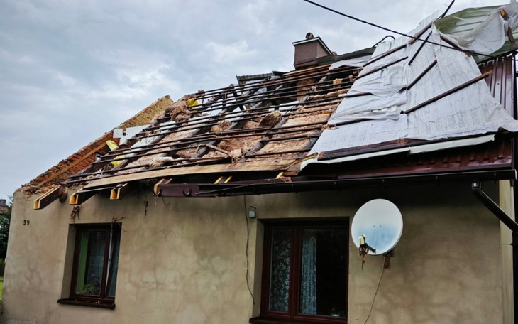 Zniszczony dach domu po burzy.