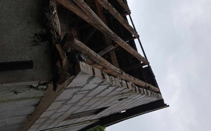 Zniszczony budynek z widocznymi uszkodzeniami konstrukcyjnymi.