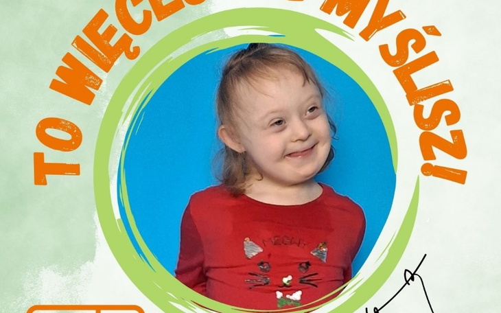 Uśmiechnięta dziewczynka z zespołem Downa na tle kolorowego tła.