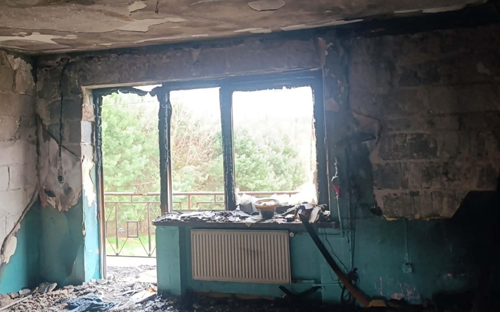 Zniszczone wnętrze mieszkania po pożarze.