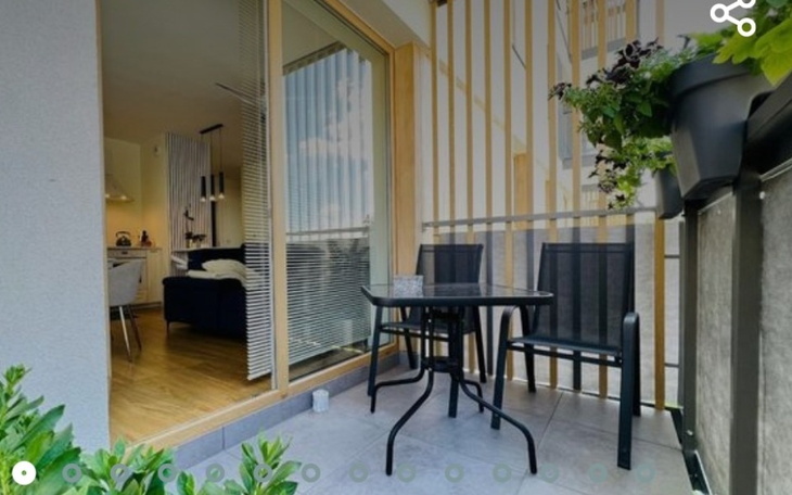 Przytulny balkon z widokiem na pokój, idealny na relaks.