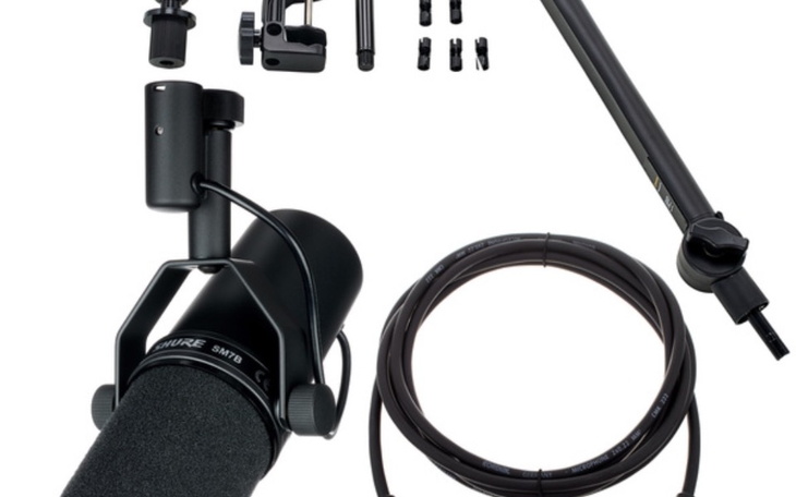 Zestaw mikrofonowy z akcesoriami do nagrywania.
