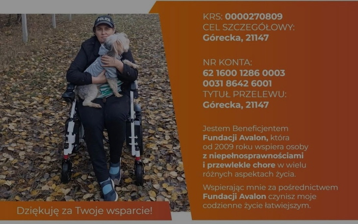 Osoba na wózku inwalidzkim trzyma psa, podziękowanie za wsparcie.