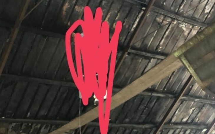 Widok na sufit z drewnianymi belkami i ciemnymi plamami.