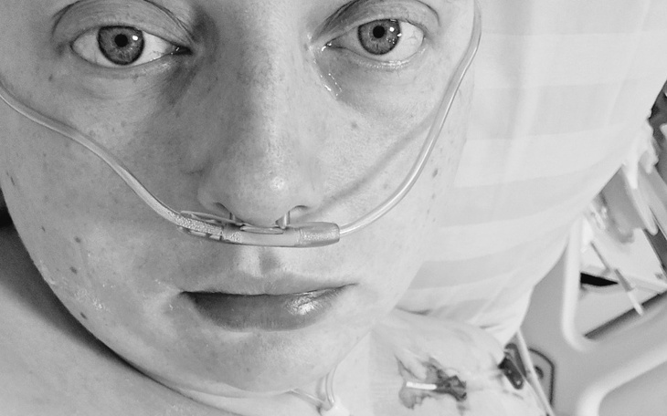 Osoba w szpitalu z tlenem, wyraz twarzy pełen emocji.