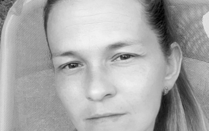 Portret kobiety w czarno-białej tonacji.